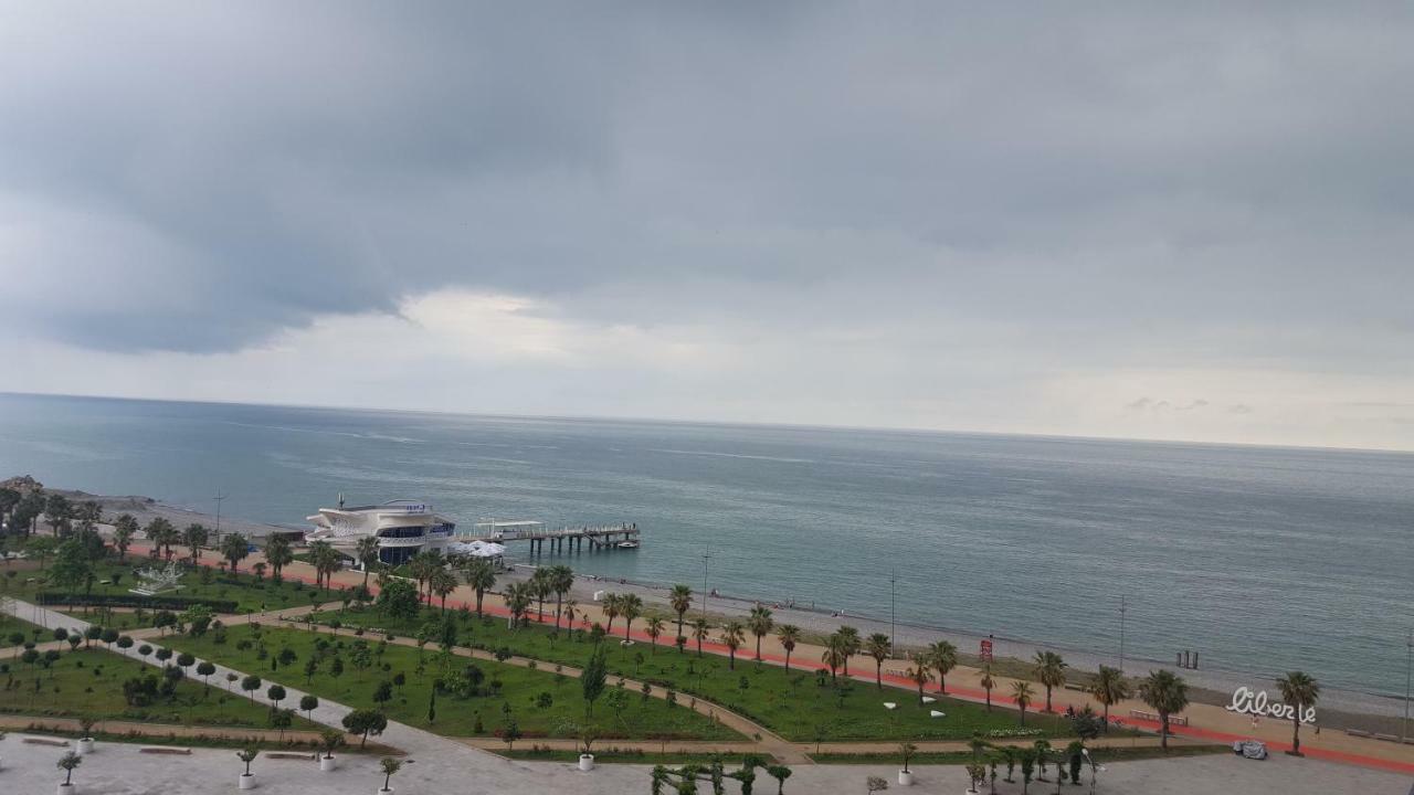 Mimino Apartment Deluxe First Line Batumi Bagian luar foto